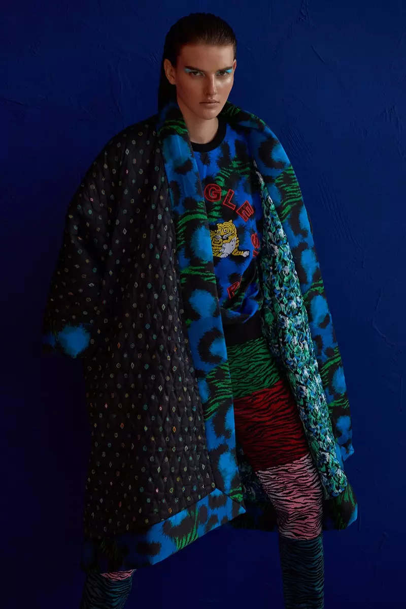 Ang modelong Dorota Kullova ay nagsusuot ng sweater, coat at palda mula sa pakikipagtulungan ng Kenzo x H&M