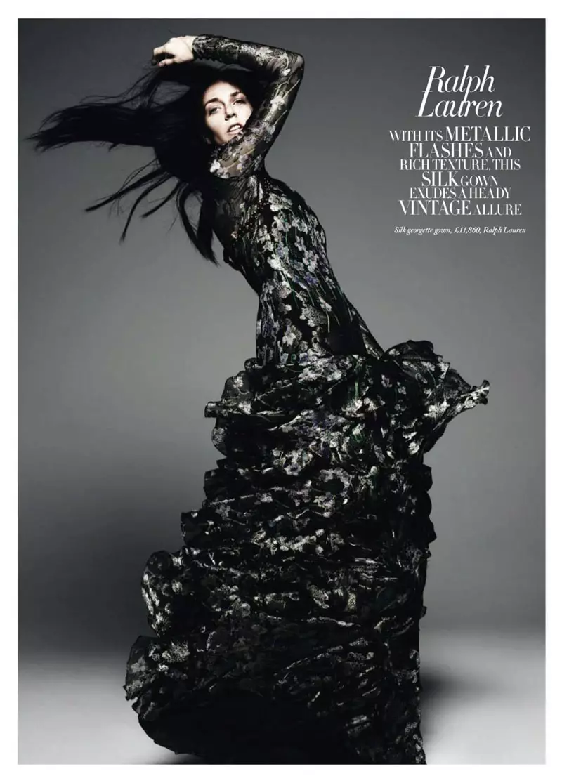 Hannelore Knuts deur Michel Comte vir Harper's Bazaar UK Augustus 2010