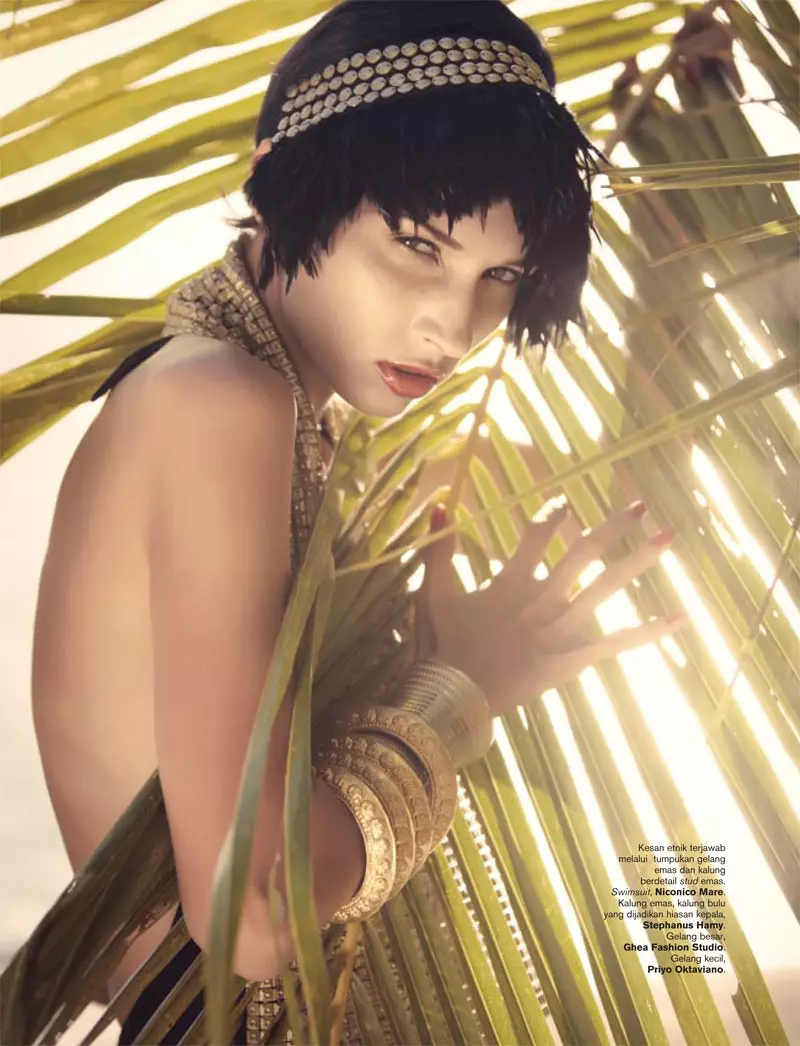 Harper's Bazaar Indonesië | Julia Jamil door Davy Linggar