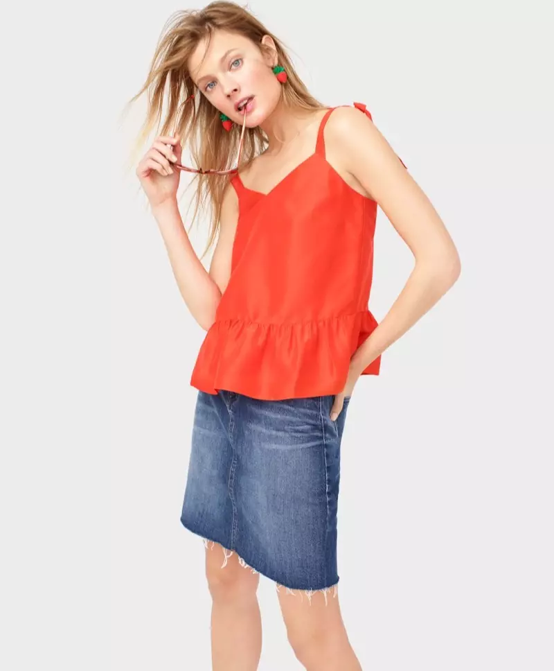 J. Crew Strawberry Dhagaha, Xariirta Garabka Peplum Dusha sare, Denim Skirt leh Hem Ceyriin ah iyo Ookiyaalaha Qorraxda ee Franny