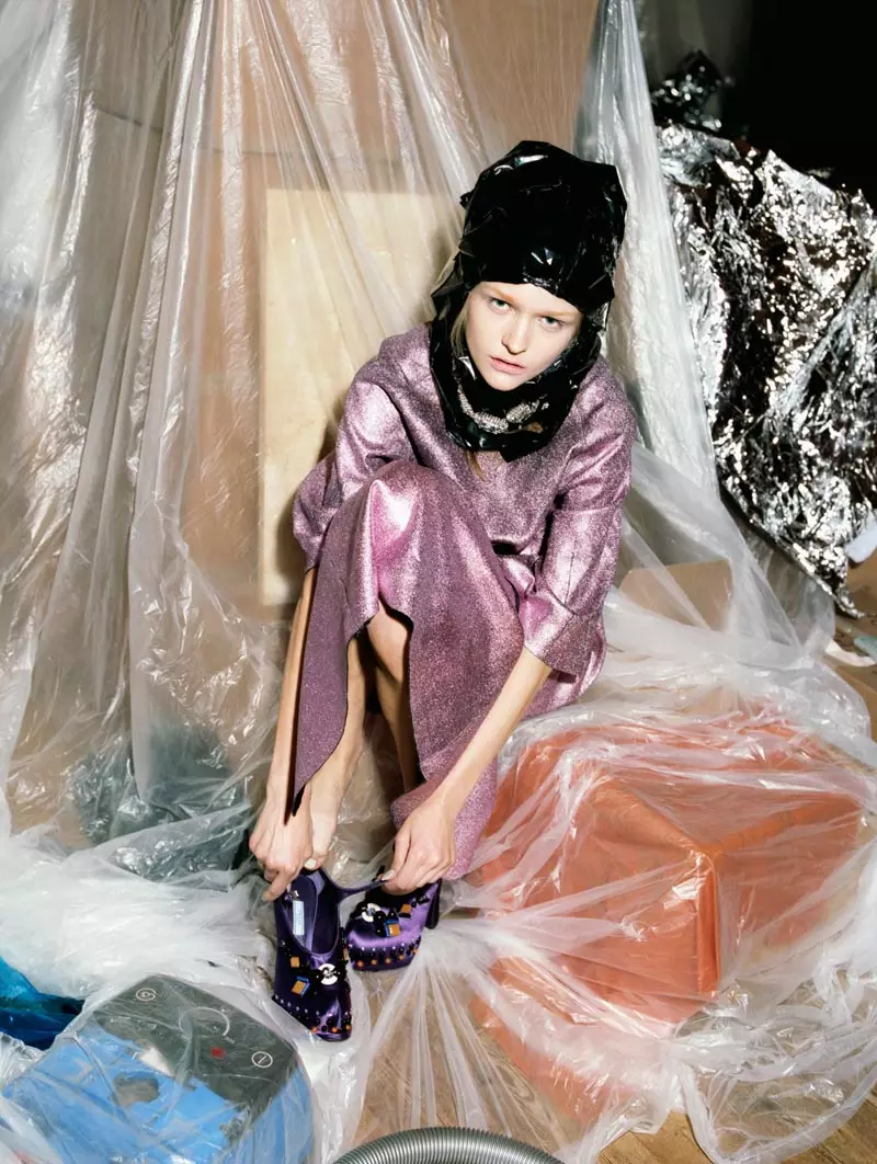 Anni Jurgenson é Pretty in Plastic para Please Shoot de Greta Ilieva