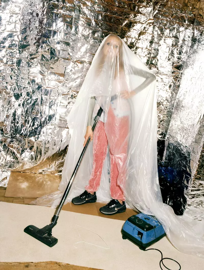 Anni Jurgenson je Pretty in Plastic for Greta Ilieva's Please Shoot