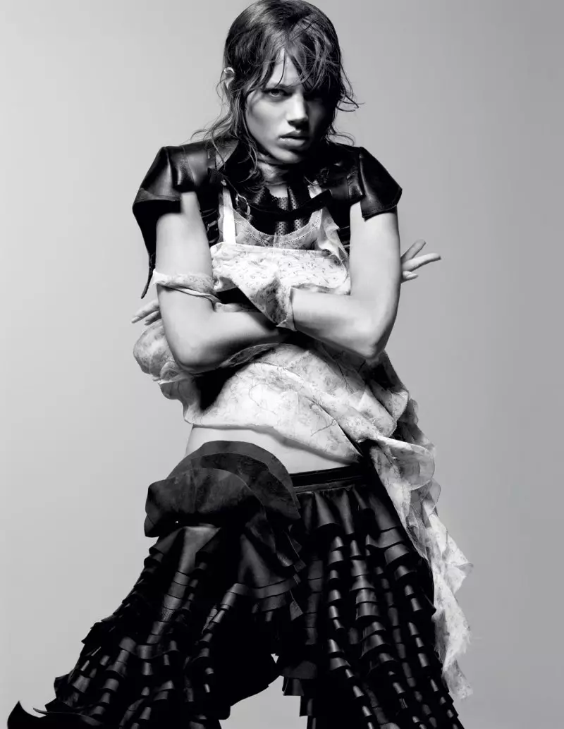 Freja Beha Erichsen los ntawm Craig McDean hauv Tough Ballerina | Kev xam phaj lub Plaub Hlis 2010