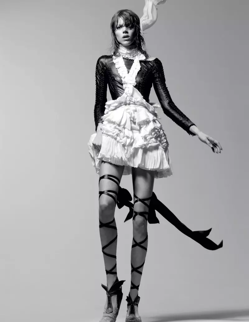 Freja Beha Erichsen oleh Craig McDean di Tough Ballerina | Wawancara April 2010