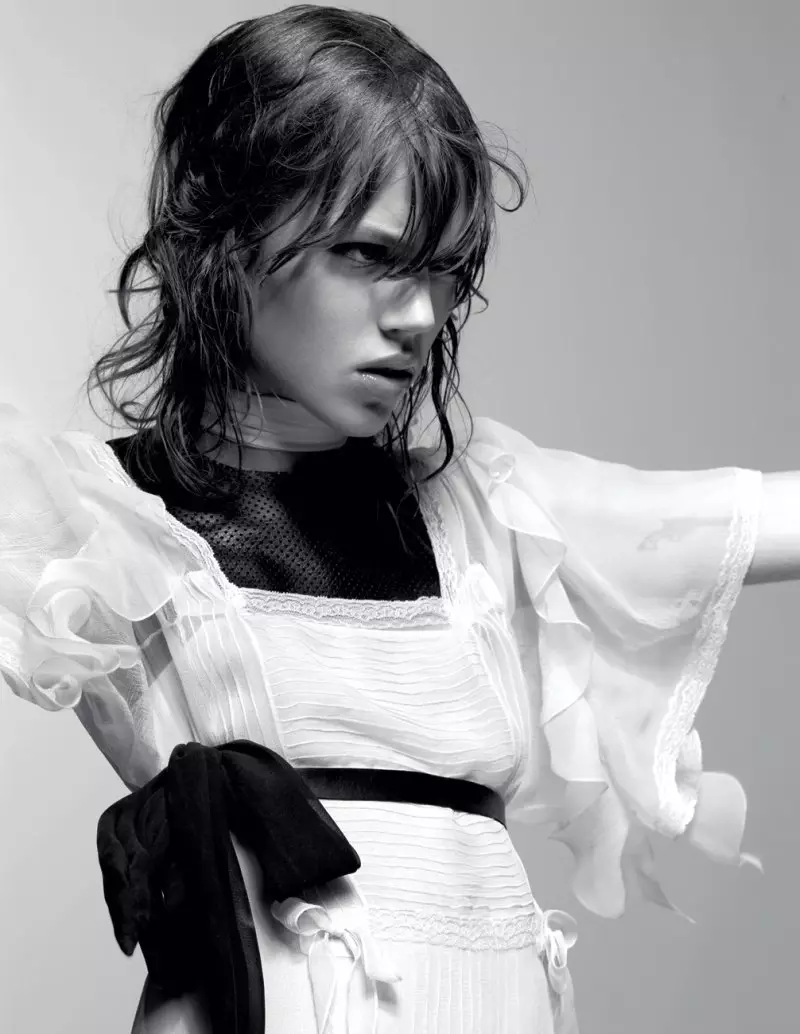 Freja Beha Erichsen los ntawm Craig McDean hauv Tough Ballerina | Kev xam phaj lub Plaub Hlis 2010