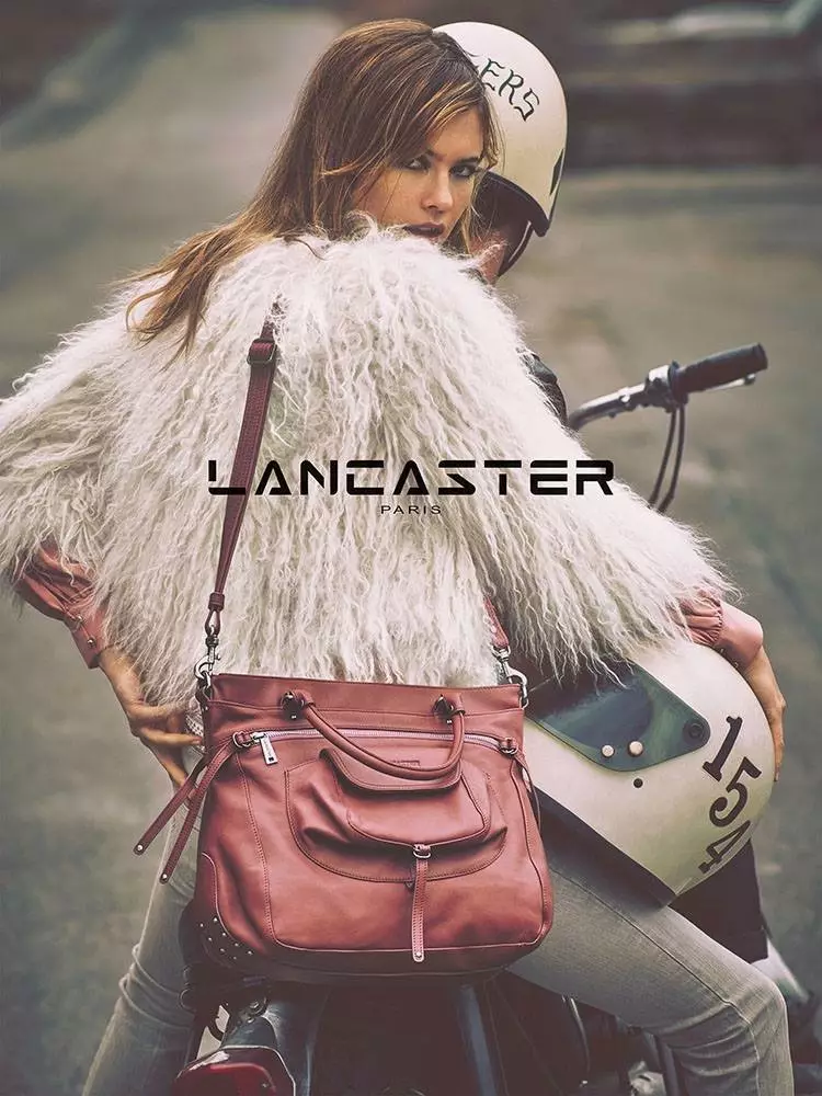 Behati Prinsloo በLancaster Paris' Fall 2015 ማስታወቂያዎች ንጹህ አሪፍ ነው።