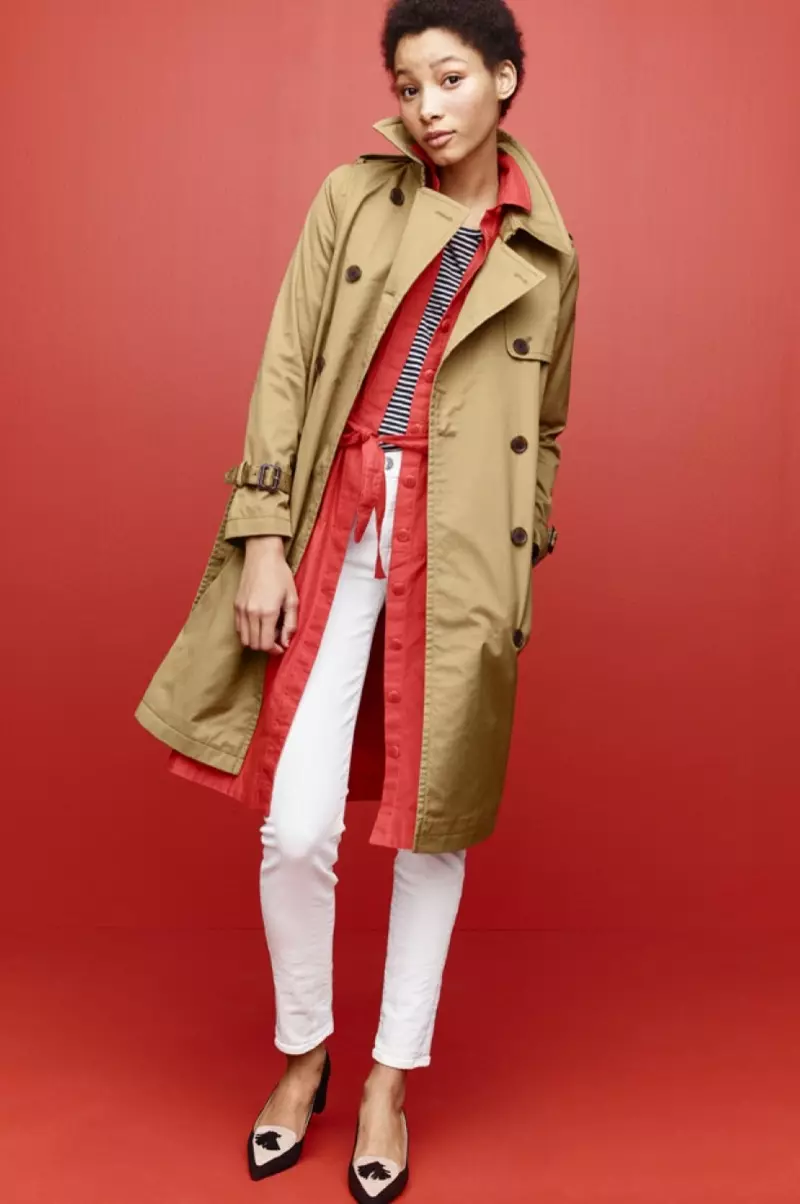 J. Crew City Trench, деңгейлі шаршау көйлегі, жолақты балет қалпақшасы бар жейде, ақ түсті тіс тазалағыш джинсы және түсті блокты күдерідегі Авери өкшесі