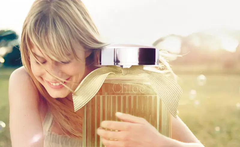 Fiimu | Camille Rowe fun L'eau de Chloé lofinda