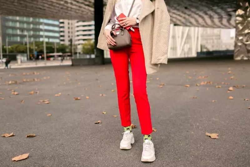 Cropped Woman jakke Røde bukser Hvite joggesko