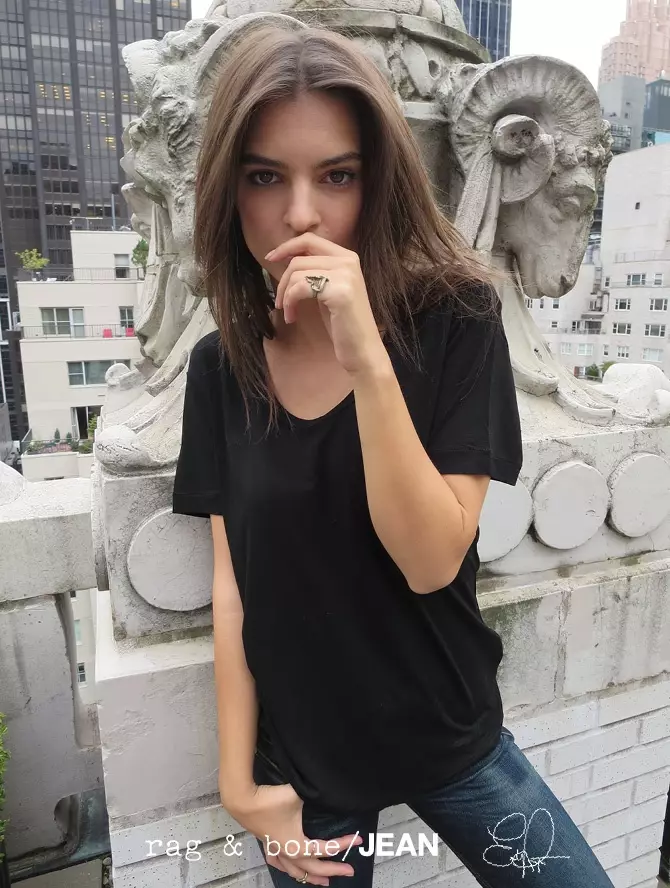 Emily Ratajkowski Béntang dina D.I.Y Rag & Bone. Proyék