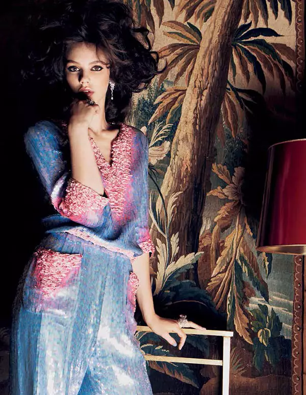 I-Laura Neiva Stars Endabeni Yekhava kaNovemba 2012 ye-L'Officiel Brazil