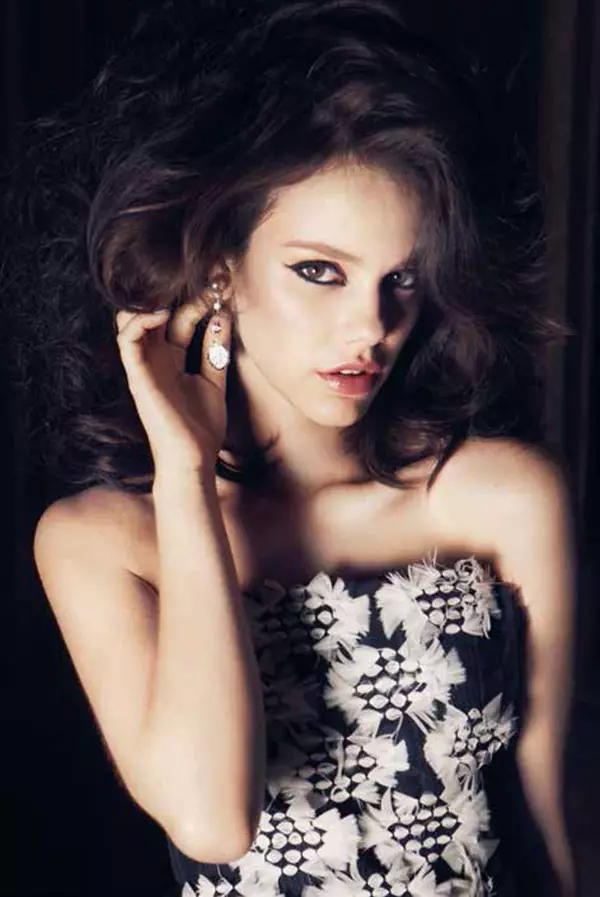 Laura Neiva 出演了 2012 年 11 月的 L'Officiel Brazil 封面故事