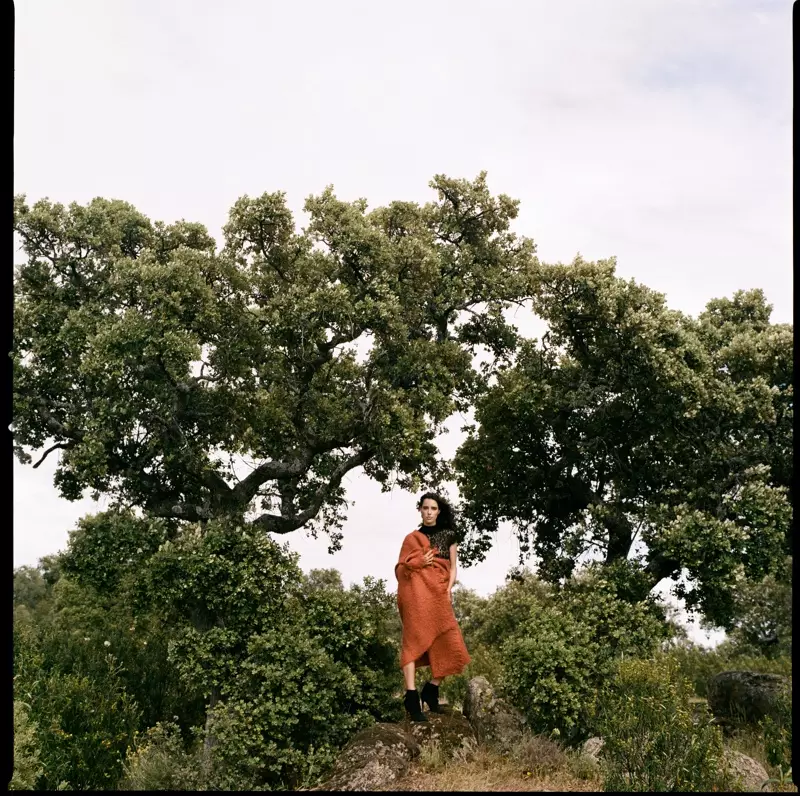 羅賓·範·哈爾特倫 (Robin Van Halteren) 身著 L'Officiel Brazil 的戶外服裝