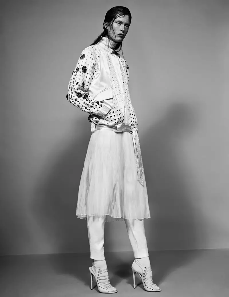 Ilva Heitmann Dons All White for SOMA Magazine của Felix Wong