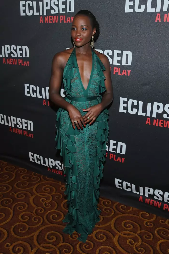 MAREC 2016: Lupita Nyong'o se udeleži otvoritvene večerne zabave za Eclipsed v zeleni obleki Balmain z volančki.