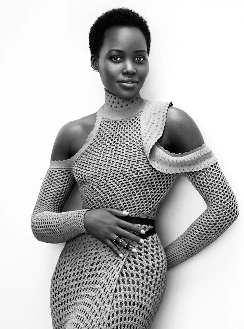 Η Lupita Nyong'o καμαρώνει τους ώμους της με ένα φόρεμα Proenza Schouler