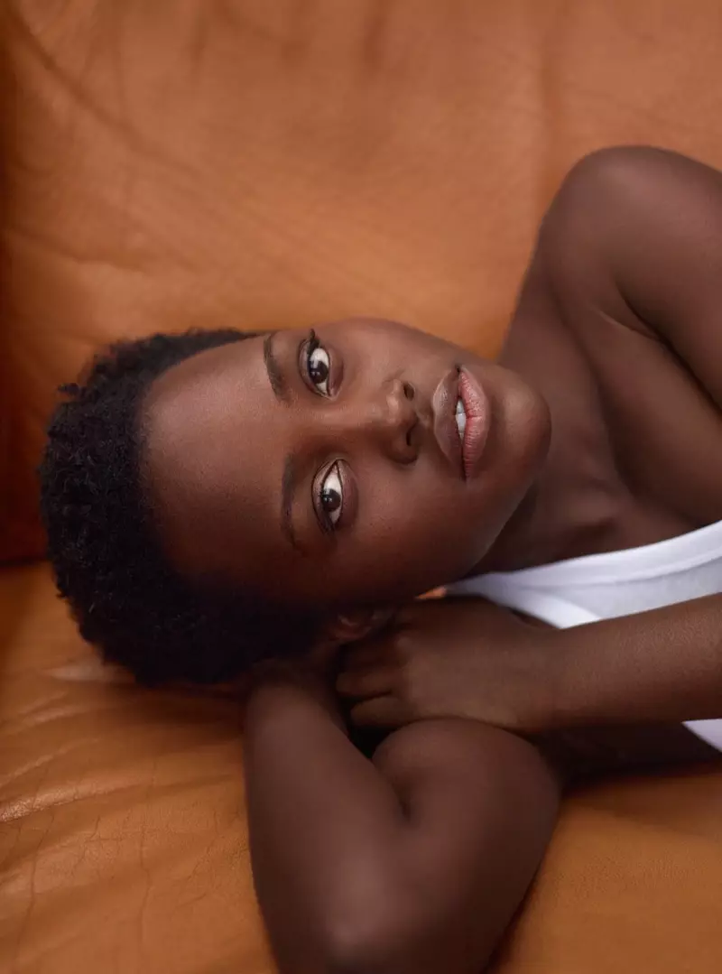 Nakatingin si Lupita Nyong'o sa lens ng camera para sa nakamamanghang close-up na kuha na ito