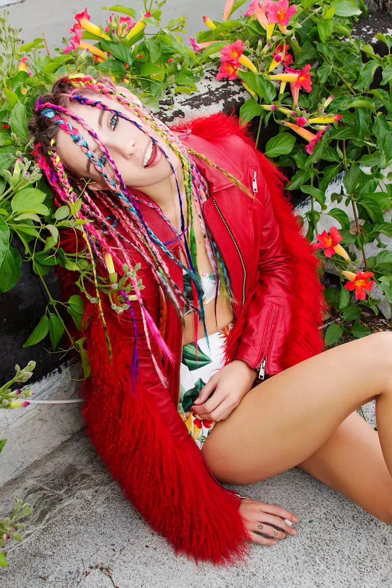 Chloe Norgaard balança tranças coloridas para Nylon México por Andrew Kuykendall