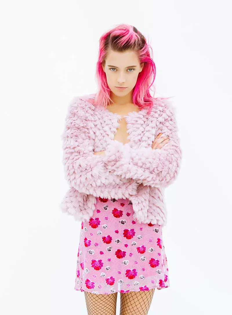 Endrýu Kuykendallyň “Nloon Meksika” üçin “Chloe Norgaard Rocks” reňkli örgünler