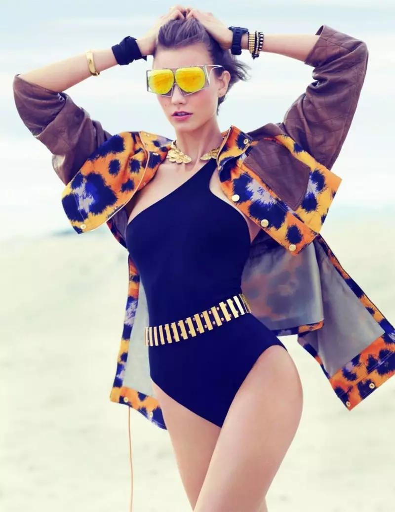 Swimsuit Clad Karlie Kloss Poses para kang Miguel Reveriego sa Vogue Turkey Hunyo 2013