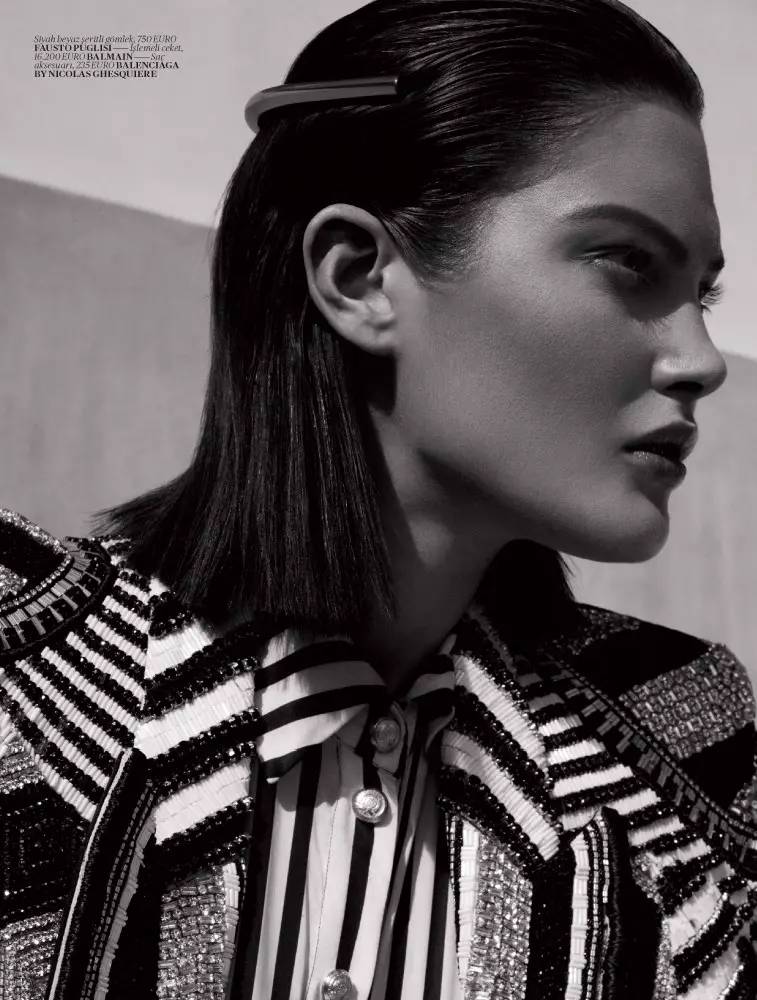 Catherine McNeil Sports Sleek Spring Looks für die Vogue Turkey