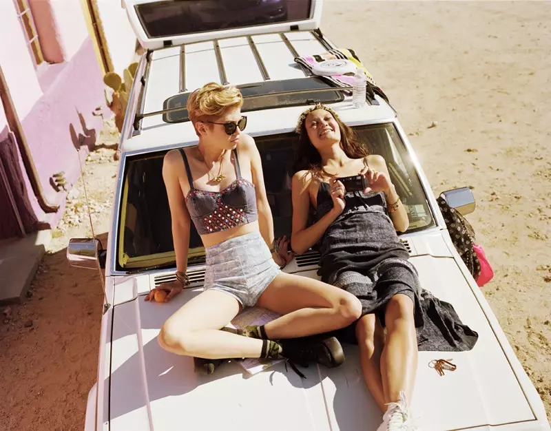 Rachel Rutt và Stella Maxwell Go on the Road for Urban Outfitters 'Festival Lookbook