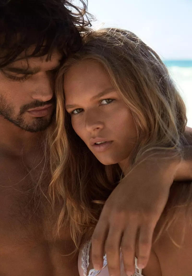 Anna Ewers aspektas perfekte sun-kisita kun siaj haroj en plaĝaj ondoj por la kampanjo de H&M en somero 2016