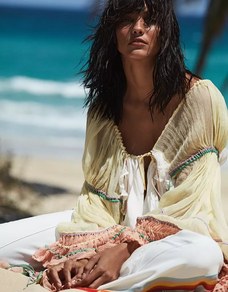 Cora Emmanuel draagt ontspannen strandmode voor Vogue Mexico