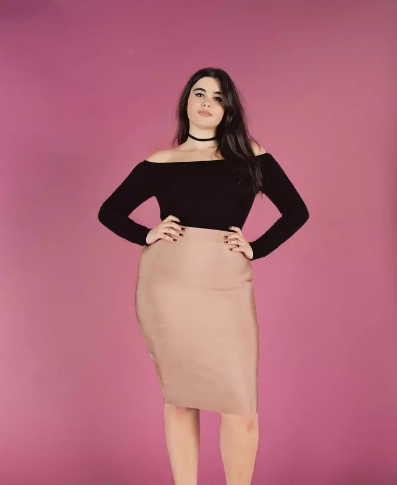 Model Barbie Ferreira bergambar atasan luar bahu dengan skirt pensel dari Missguided