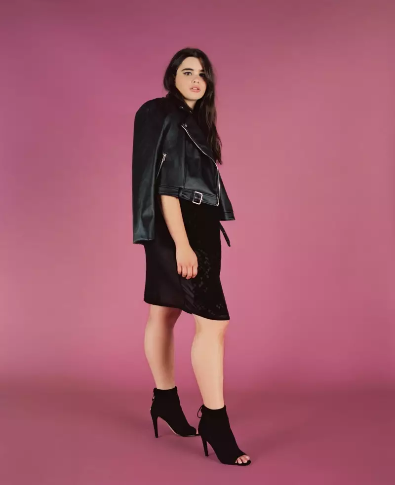 Модель plus size Барби Феррейра позирует в кожаной куртке и черном платье от Missguided+.