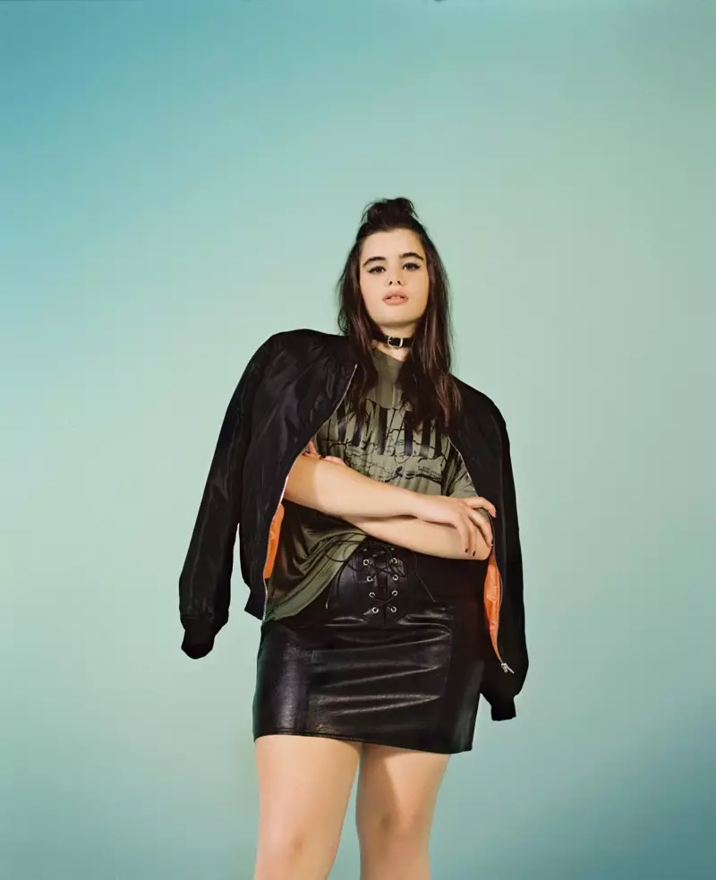 Model plus ukuran Barbie Ferreira gaduh sababaraha sikep dina jaket ngebom Missguided +, kaos oblong sareng rok kulit palsu.