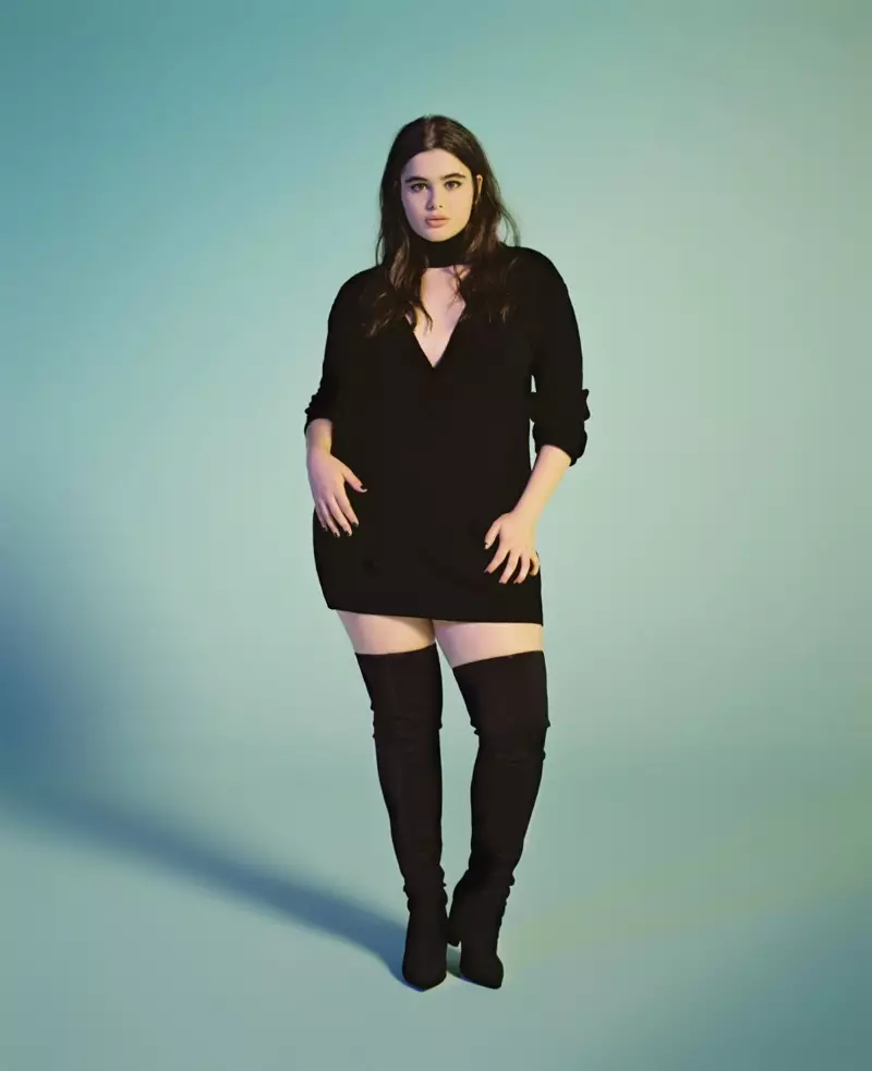 Agus gúna beag dubh á chaitheamh aige, cuireann Barbie Ferreira gúna le muinchille fada le buataisí arda osna