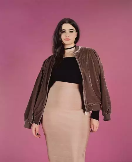 O Barbie Ferreira Tu'u e aunoa ma le Photoshop mo le Fa'asalaina + Fa'asalalauga