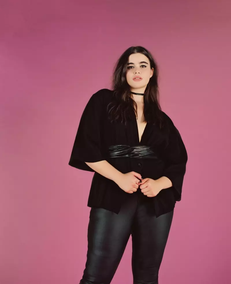 ጥቁር ልብስ ለብሳ Barbie Ferreira Missguided+ kimono-sleeve jacket እና faux የቆዳ ሱሪዎችን ለብሳለች።