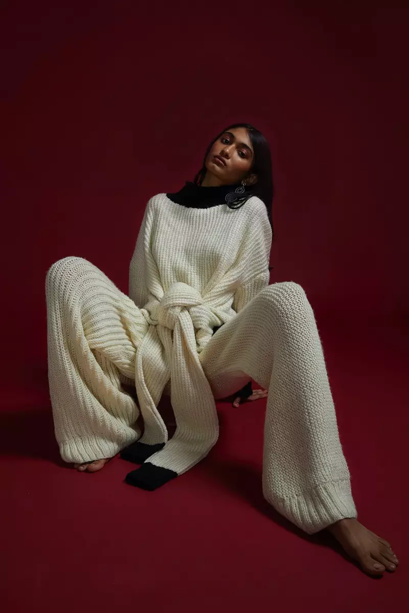 Nandini posa em looks da nova temporada para Grazia India