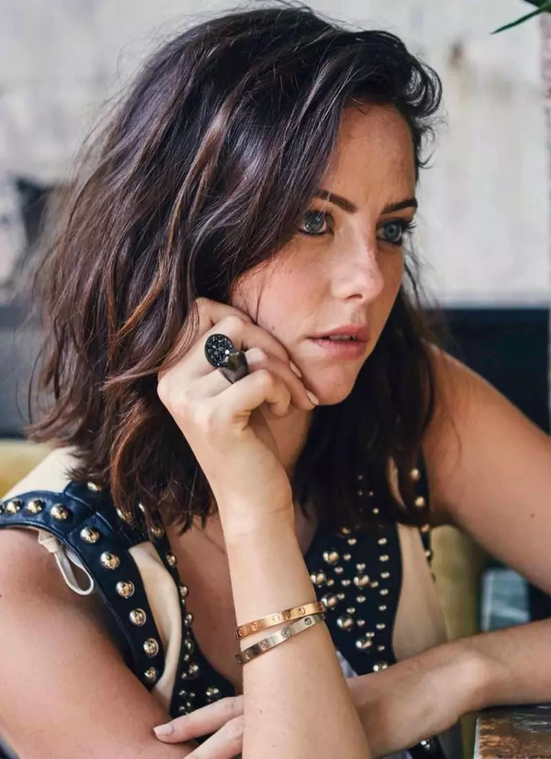 Caitheann an t-aisteoir Kaya Scodelario veist Nasty Gal agus bráisléid Cartier