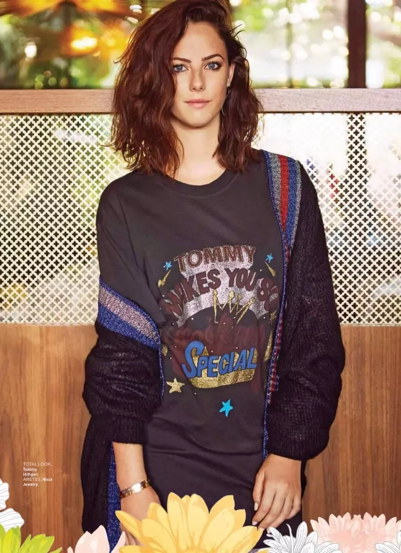 Kaya Scodelario bergambar dengan baju sejuk Tommy Hilfiger dan kemeja-t