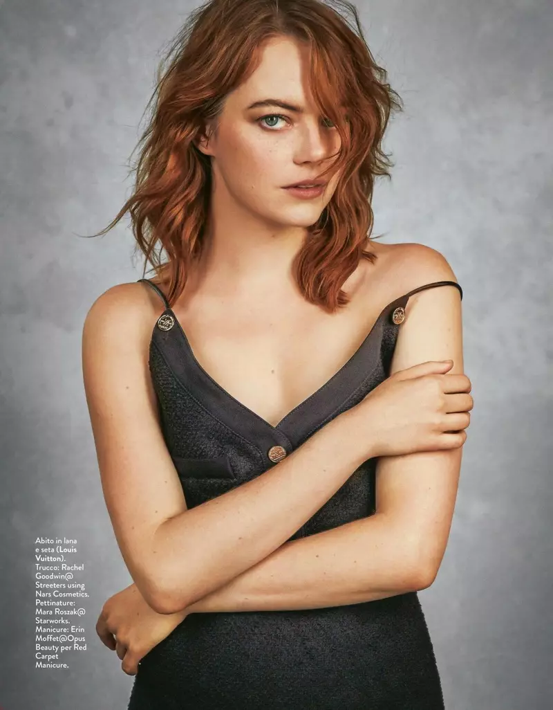 Emma Stone pozează într-o rochie Louis Vuitton