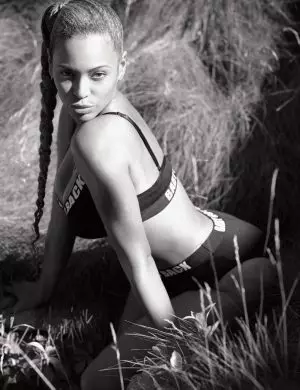 Beyonce Ilbes Ponytail tal-ġenb fl-Istorja tal-Qoxra tar-Rivista Flaunt