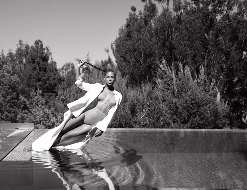 Beyoncé va a la orilla del lago con un look de bra y ropa interior de La Perla