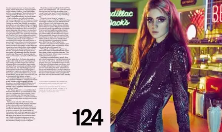 Grimes Poses hauv Tsaus & Chic Zam rau Nylon Singapore