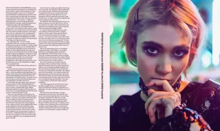 Grimes Neylon Singapur uchun qorong'u va chiroyli modada pozalar