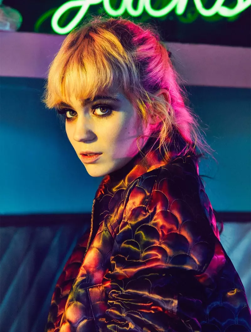 Grimes wọ awọn bangs alaiwu pẹlu ẹwu kan nipasẹ Louis Vuitton