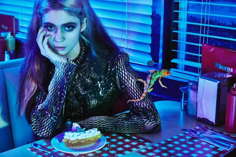 Grimes posa com casaco de verniz da Dior