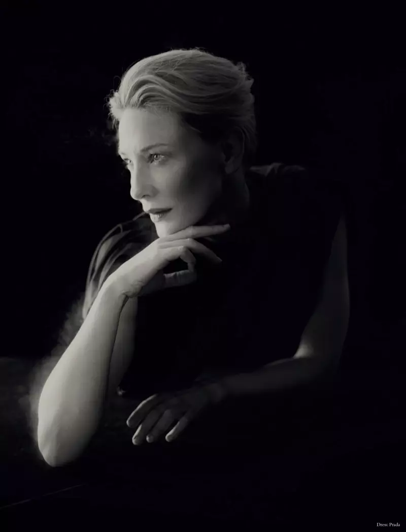 นักแสดงหญิง Cate Blanchett โพสท่าในชุด Prada