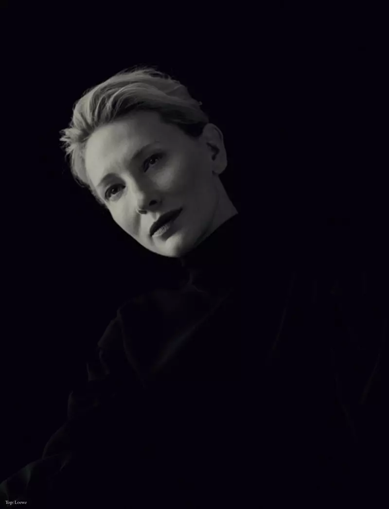 Capturada en blanc i negre, Cate Blanchett porta un top de Loewe