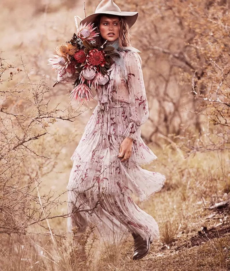 Nag-posing nga adunay usa ka hugpong sa mga bulak, si Chloe nag-pose sa Zimmermann pleated nga sinina