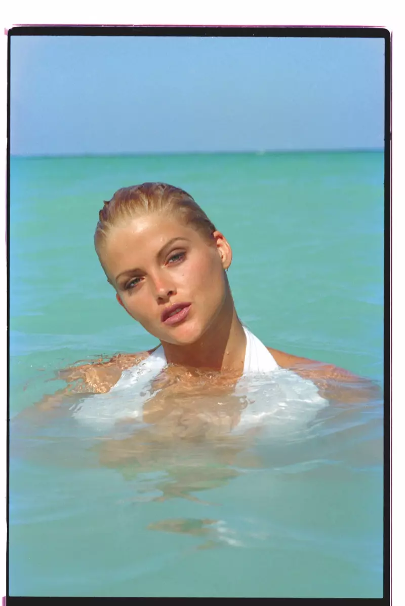 FLASHBACK: Anna Nicole Smith pose di pantai dina 1992 photoshoot unreleased. Poto: Daniela Federici / GUESS