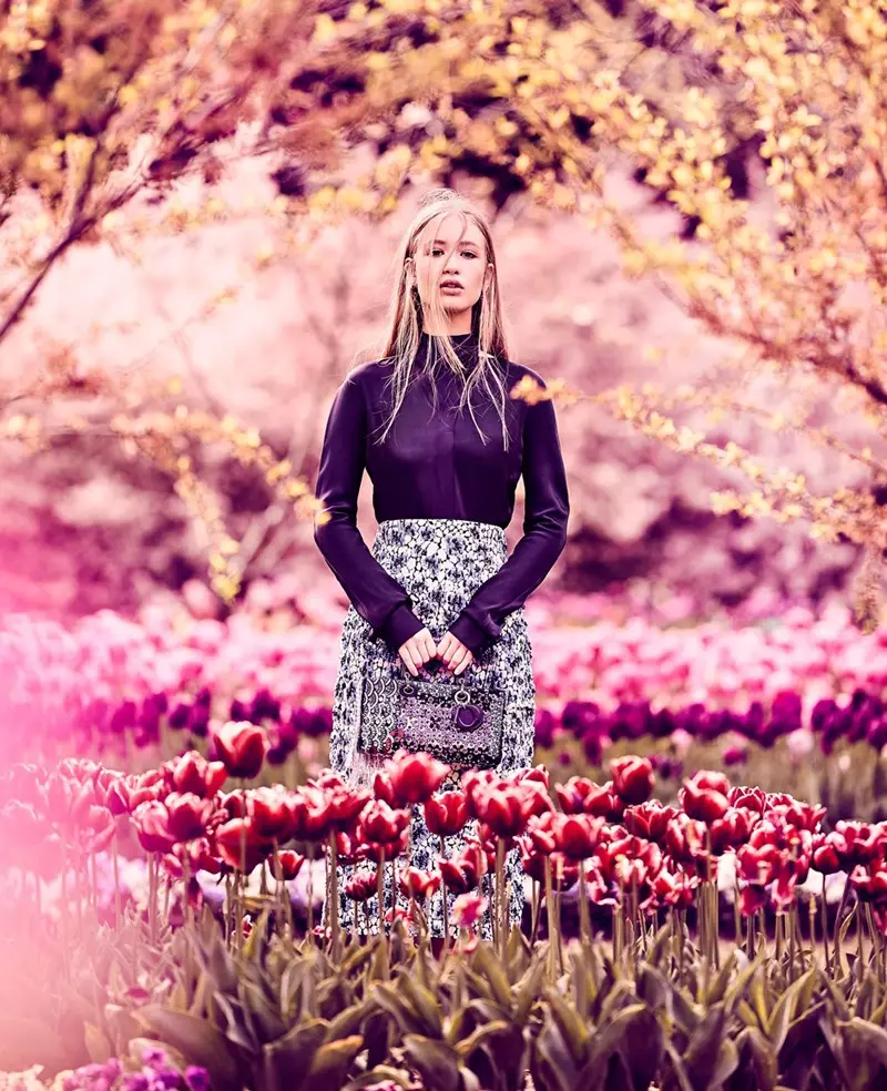 Posando nos Tulip Top Gardens, Natalia Siam leva camisa, saia e bolso de Dior