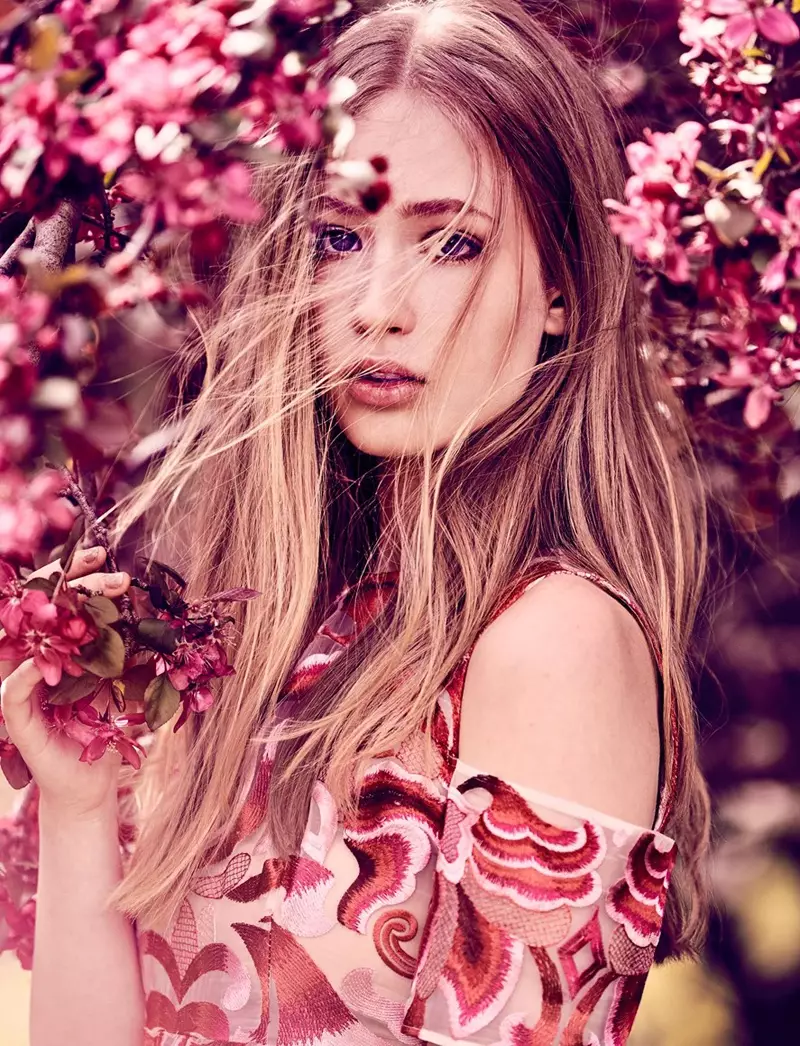 Natalia Siam krijgt haar close-up en poseert in een Thurley-jurk met geborduurde bloemen